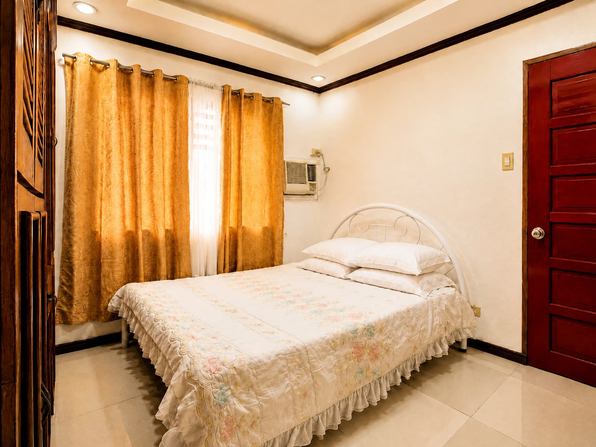 Rosebert Suites — guest room